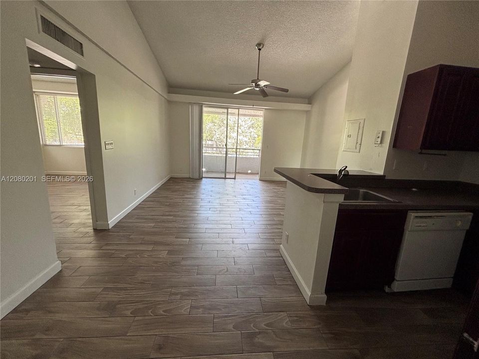 For Rent: $1,800 (1 beds, 1 baths, 620 Square Feet)