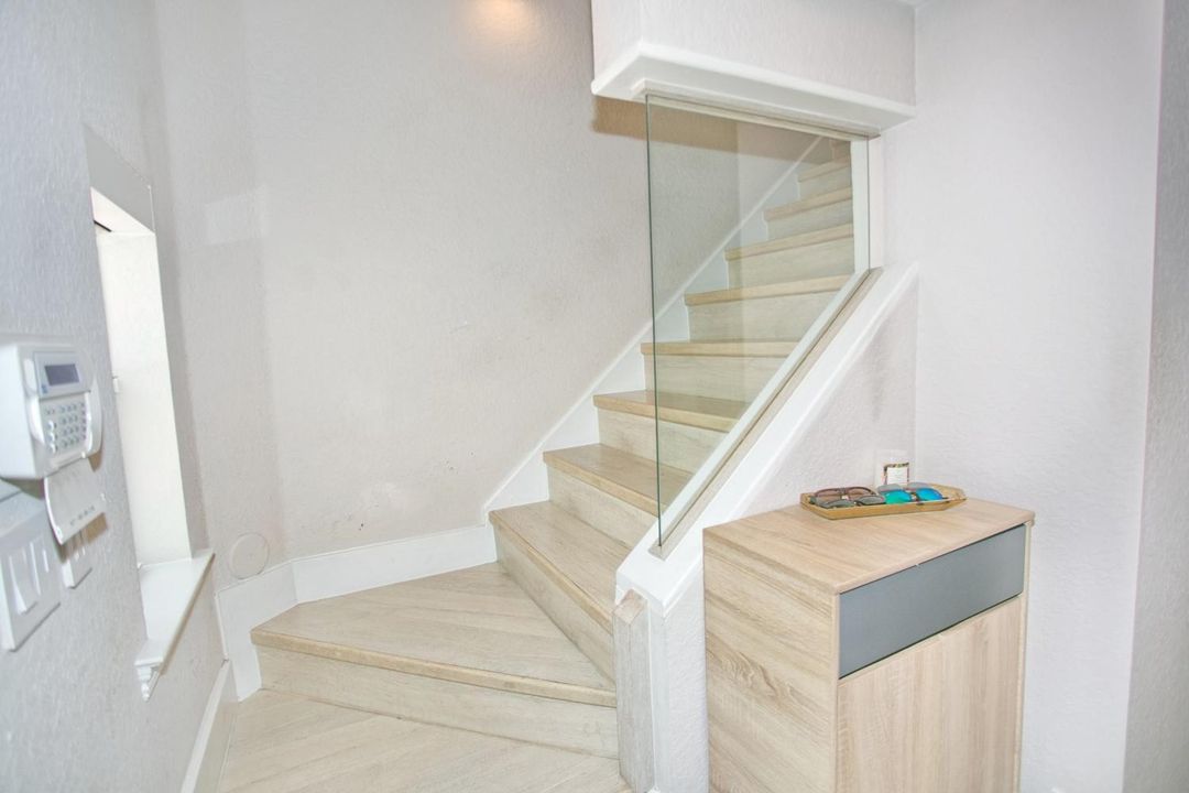 012-021-First Floor Stairs-1500x1000