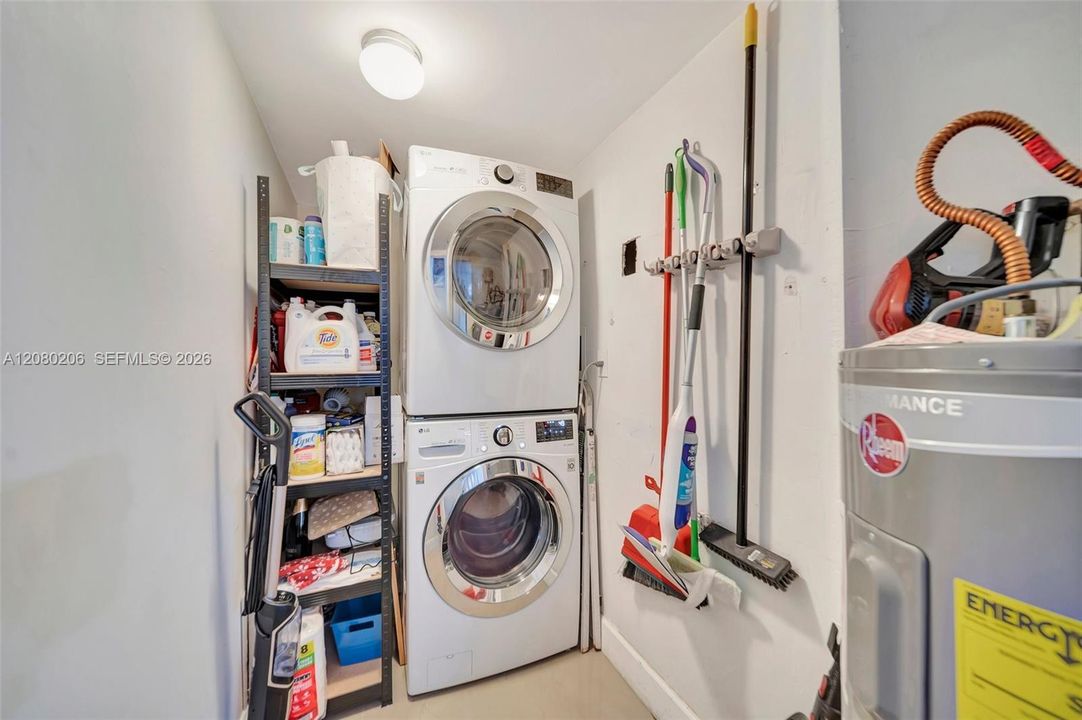 For Sale: $250,000 (1 beds, 2 baths, 1156 Square Feet)
