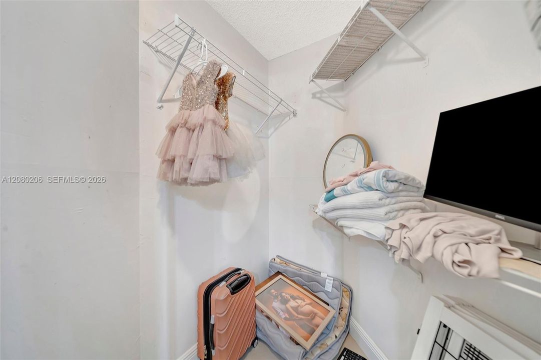 For Sale: $250,000 (1 beds, 2 baths, 1156 Square Feet)