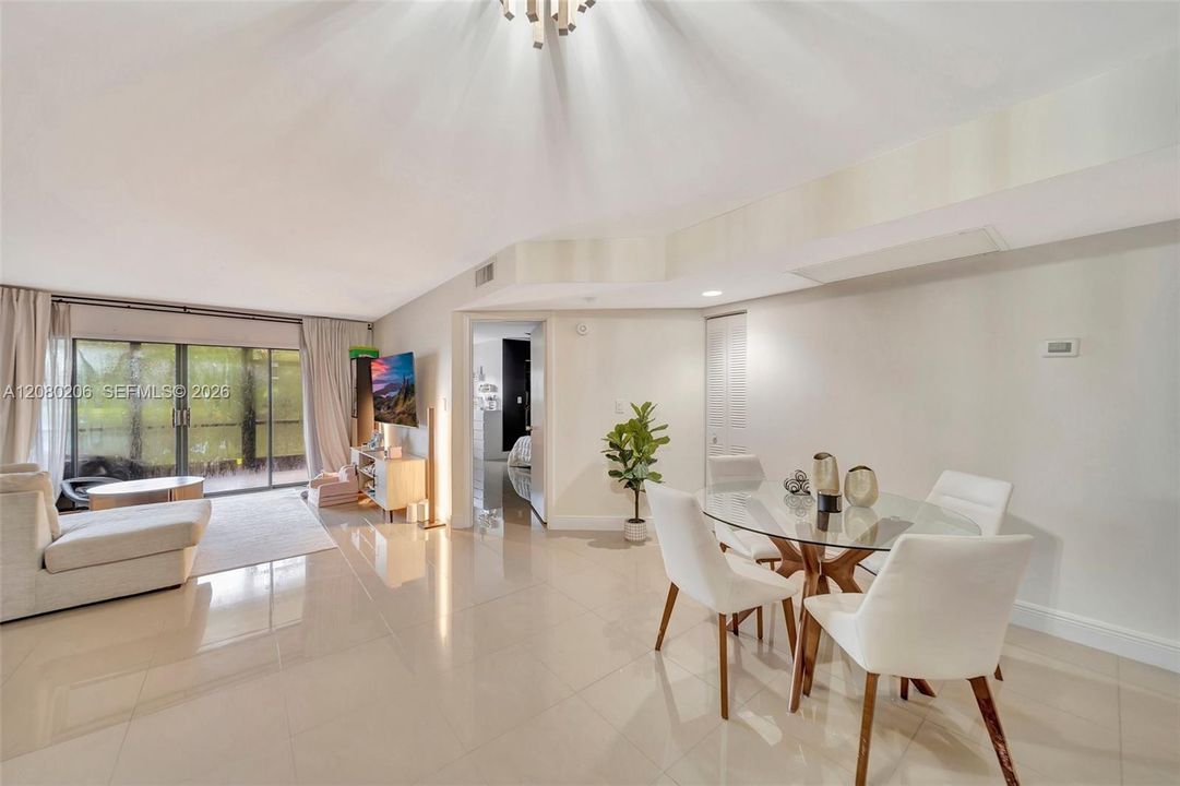 For Sale: $250,000 (1 beds, 2 baths, 1156 Square Feet)
