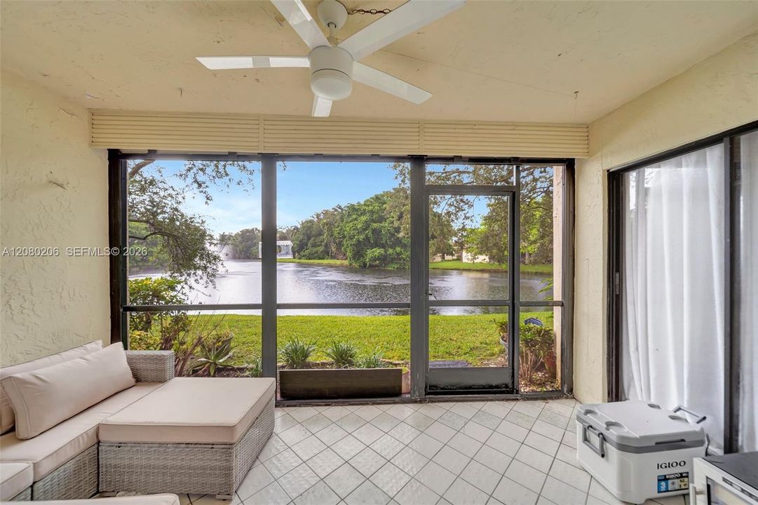 For Sale: $250,000 (1 beds, 2 baths, 1156 Square Feet)