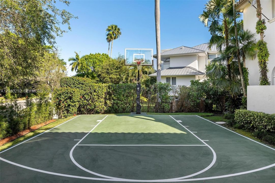 For Sale: $5,999,999 (6 beds, 4 baths, 5457 Square Feet)