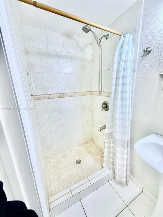 For Rent: $1,900 (1 beds, 1 baths, 731 Square Feet)