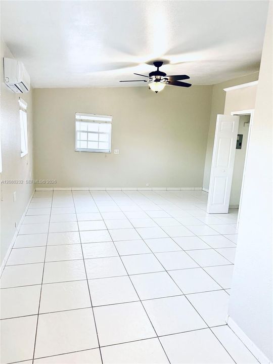 For Rent: $1,900 (1 beds, 1 baths, 731 Square Feet)