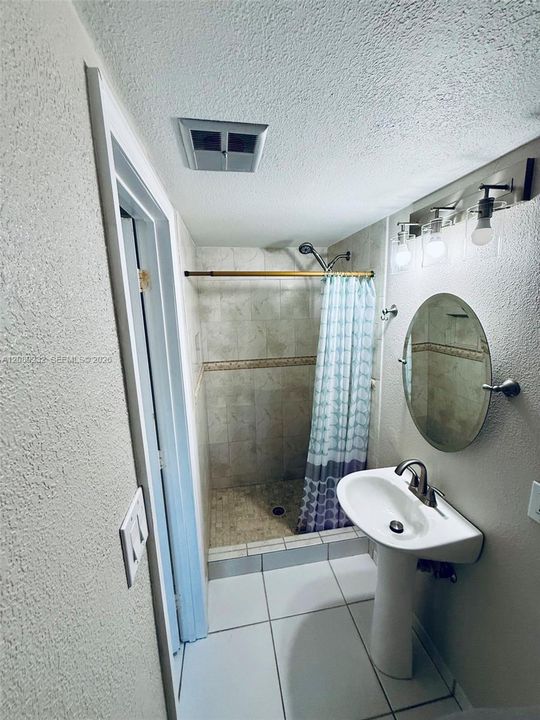 For Rent: $1,900 (1 beds, 1 baths, 731 Square Feet)