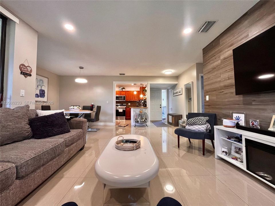 En Venta: $310,000 (3 camas, 2 baños, 1120 Pies cuadrados)