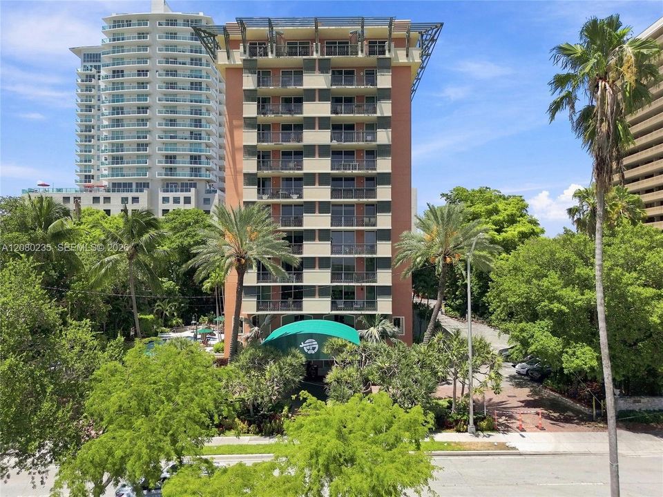 For Sale: $575,000 (1 beds, 1 baths, 670 Square Feet)