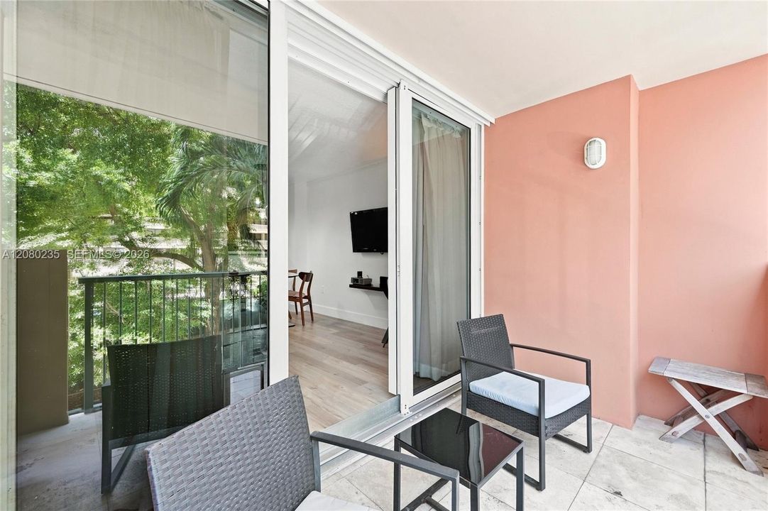 For Sale: $575,000 (1 beds, 1 baths, 670 Square Feet)
