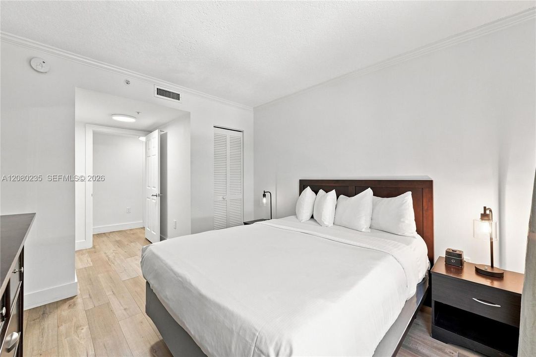 For Sale: $575,000 (1 beds, 1 baths, 670 Square Feet)