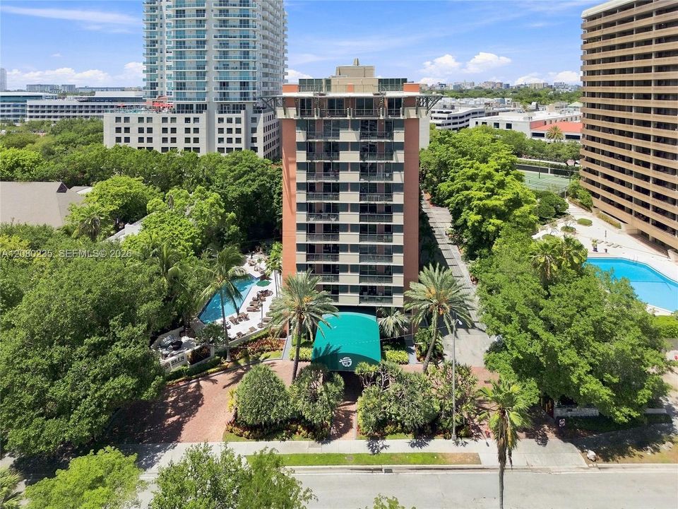 For Sale: $575,000 (1 beds, 1 baths, 670 Square Feet)