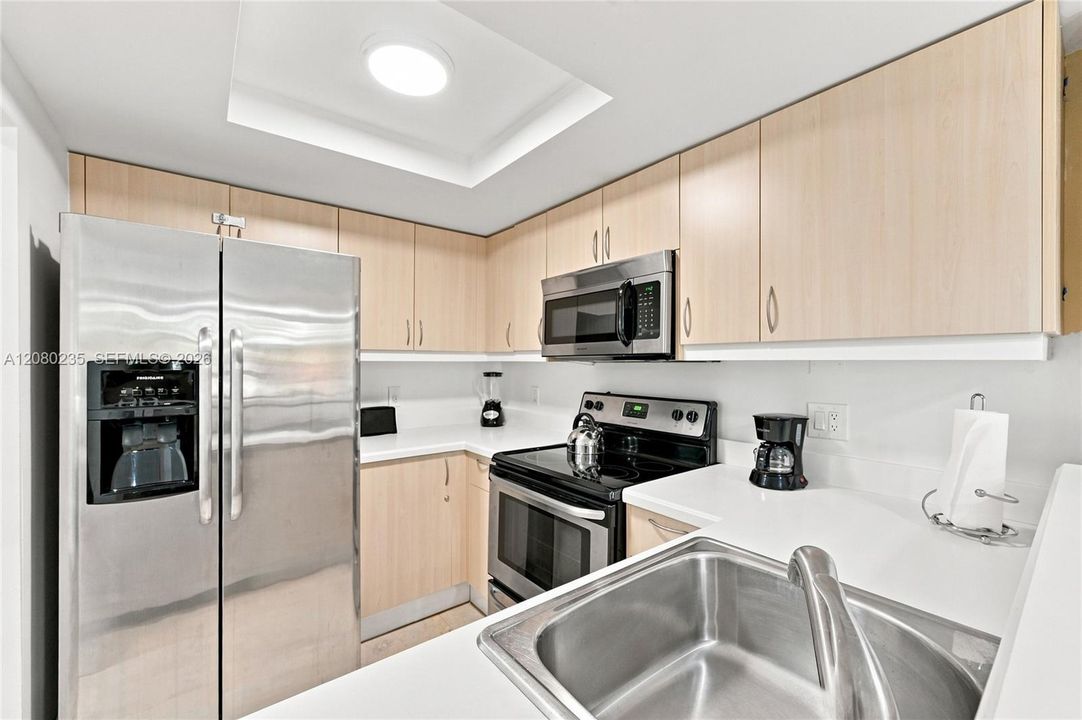 For Sale: $575,000 (1 beds, 1 baths, 670 Square Feet)