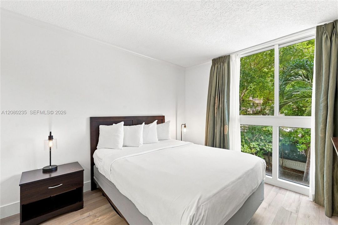 For Sale: $575,000 (1 beds, 1 baths, 670 Square Feet)