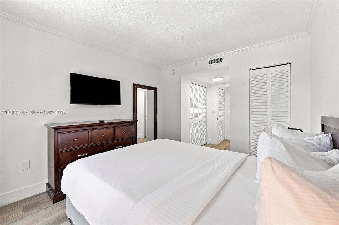 For Sale: $575,000 (1 beds, 1 baths, 670 Square Feet)