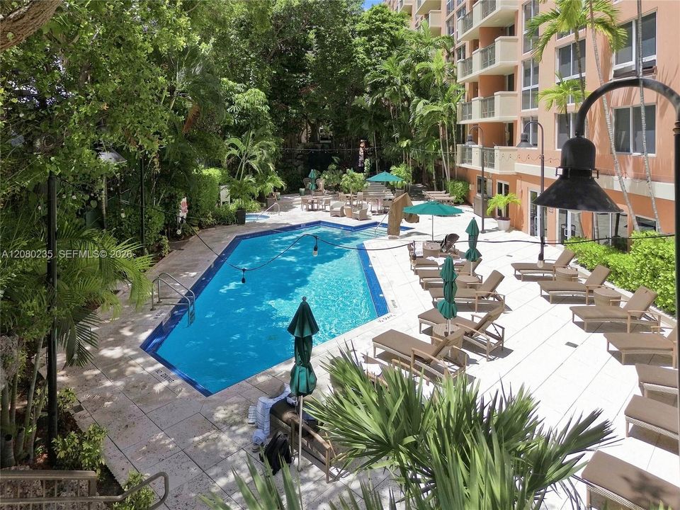 For Sale: $575,000 (1 beds, 1 baths, 670 Square Feet)