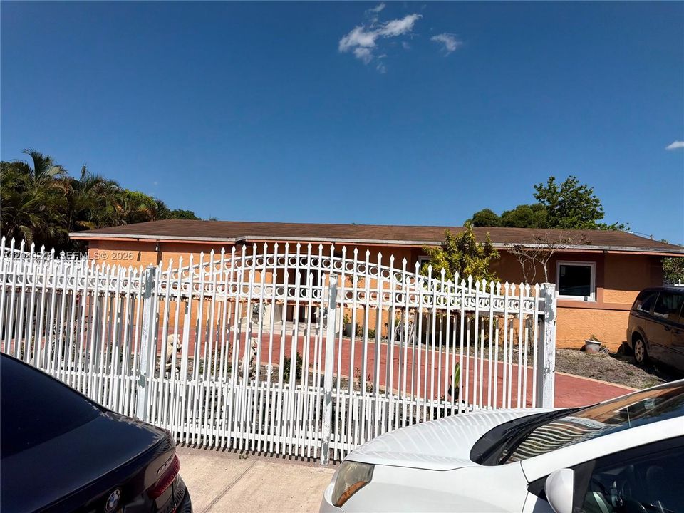 For Rent: $3,700 (3 beds, 2 baths, 1386 Square Feet)