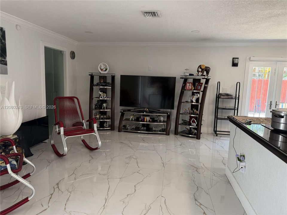 For Rent: $3,700 (3 beds, 2 baths, 1386 Square Feet)