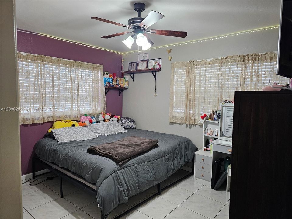 En Venta: $695,000 (4 camas, 2 baños, 1584 Pies cuadrados)