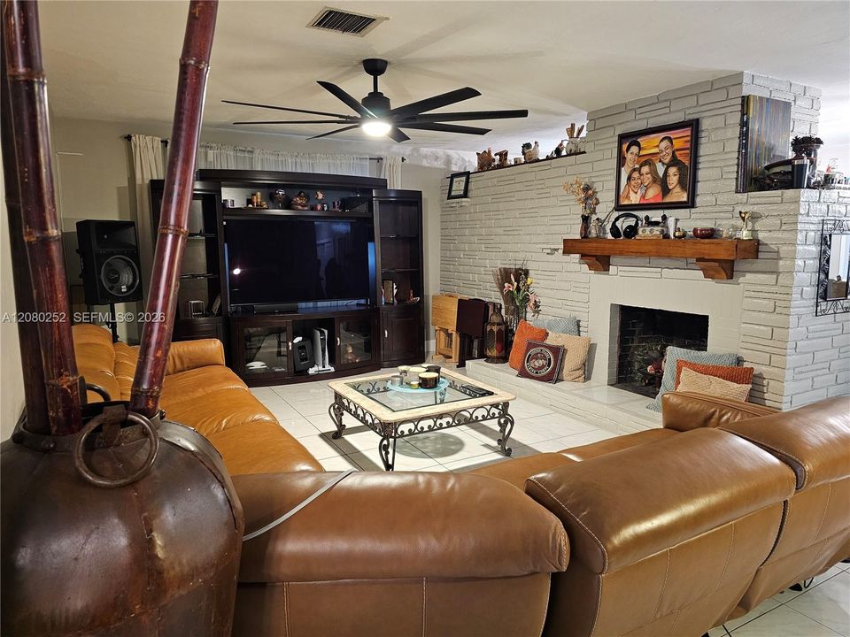En Venta: $695,000 (4 camas, 2 baños, 1584 Pies cuadrados)