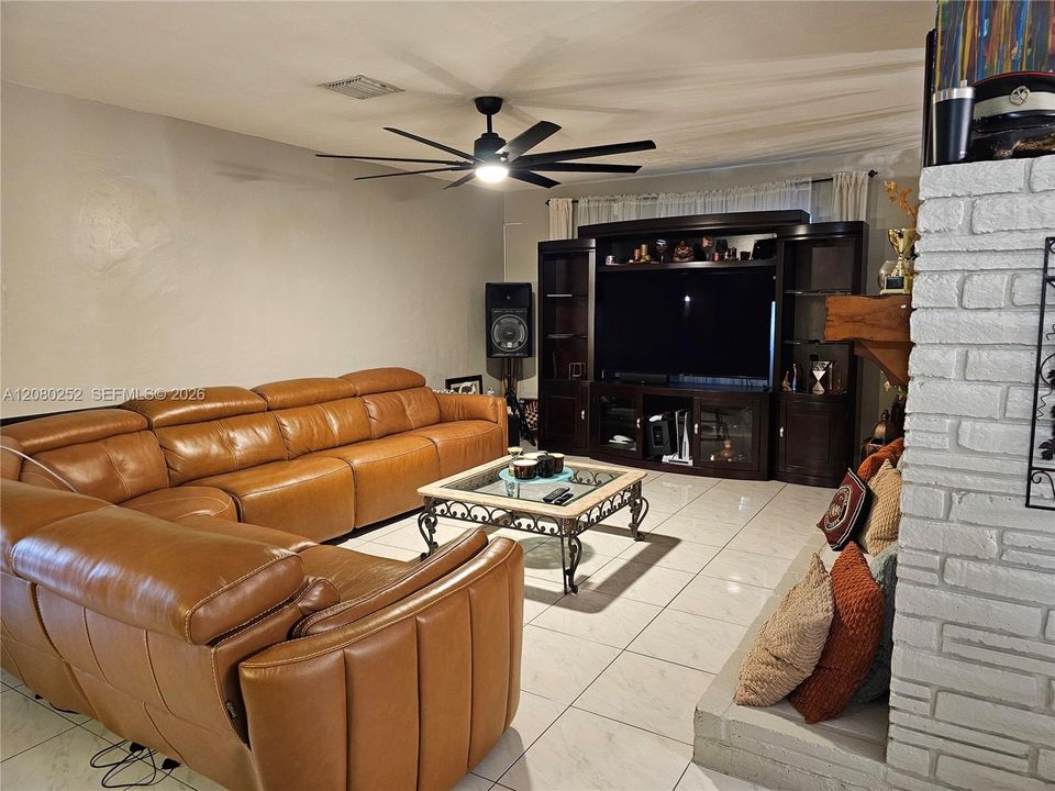 En Venta: $695,000 (4 camas, 2 baños, 1584 Pies cuadrados)