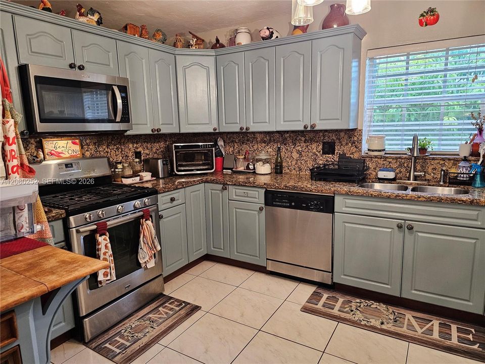En Venta: $695,000 (4 camas, 2 baños, 1584 Pies cuadrados)