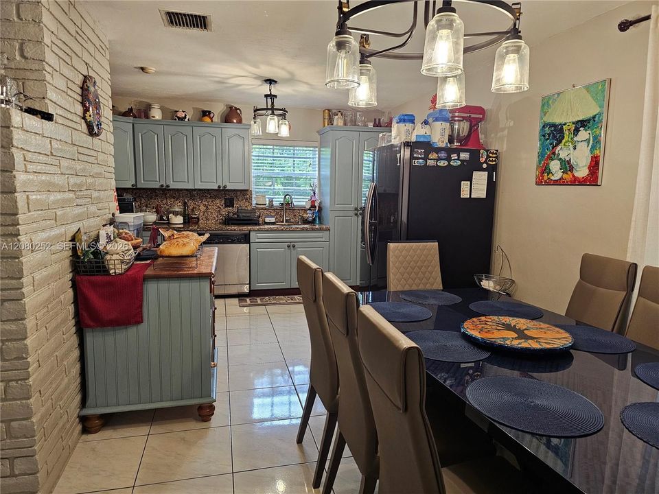 En Venta: $695,000 (4 camas, 2 baños, 1584 Pies cuadrados)