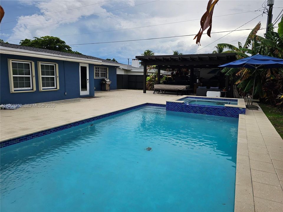 En Venta: $695,000 (4 camas, 2 baños, 1584 Pies cuadrados)