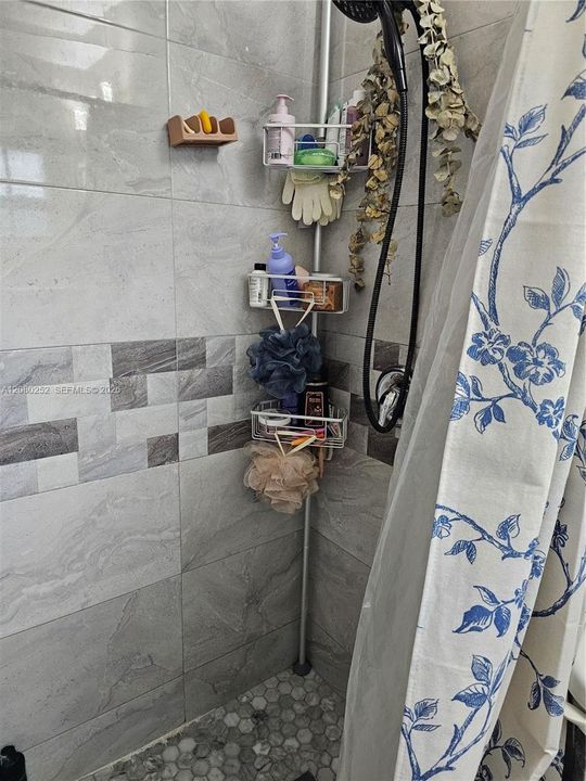 En Venta: $695,000 (4 camas, 2 baños, 1584 Pies cuadrados)