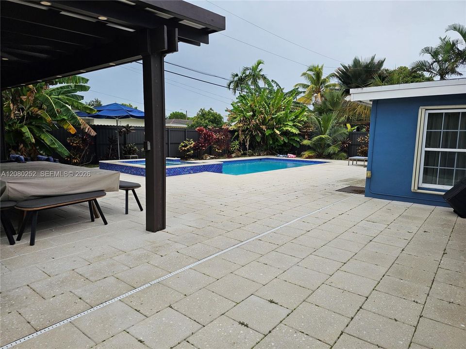 En Venta: $695,000 (4 camas, 2 baños, 1584 Pies cuadrados)
