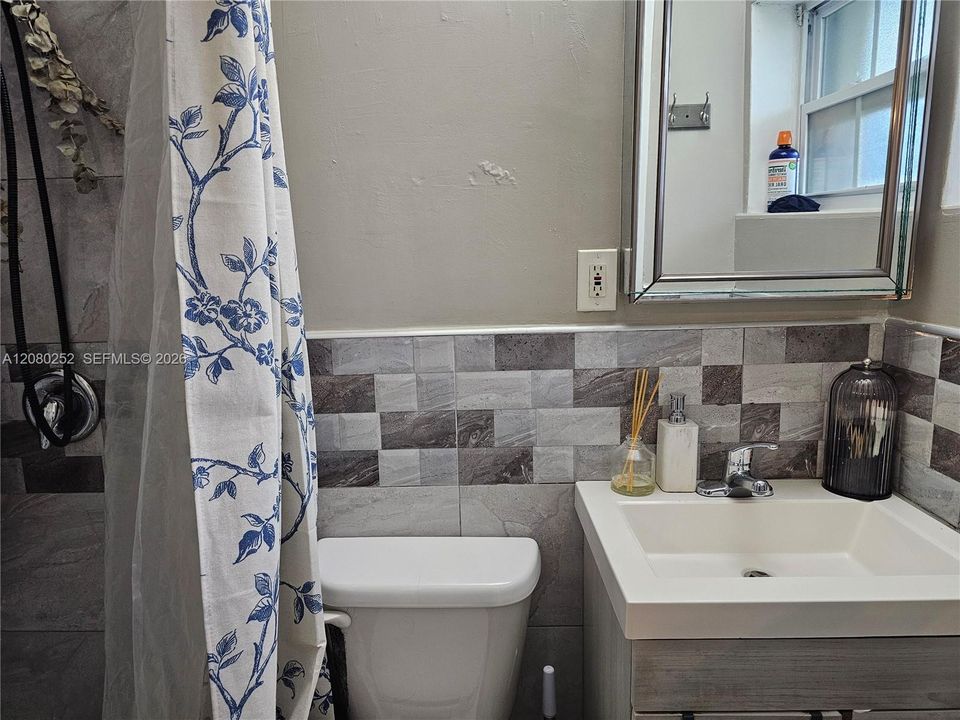 En Venta: $695,000 (4 camas, 2 baños, 1584 Pies cuadrados)