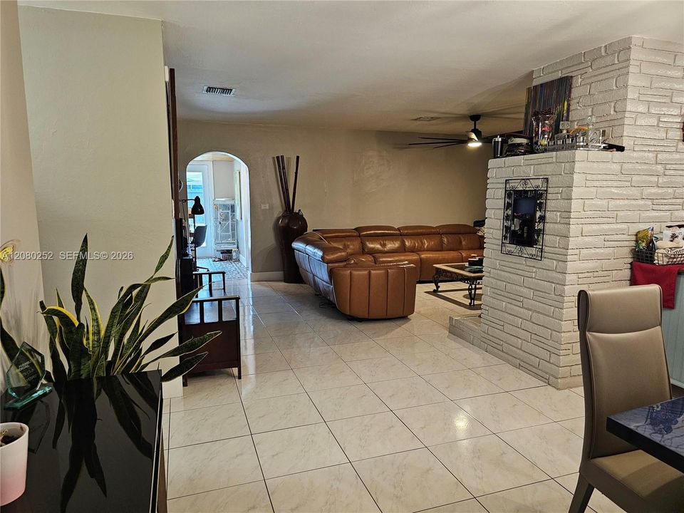 En Venta: $695,000 (4 camas, 2 baños, 1584 Pies cuadrados)