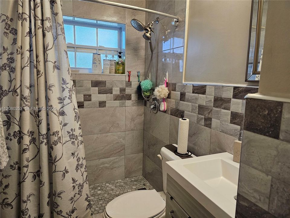 En Venta: $695,000 (4 camas, 2 baños, 1584 Pies cuadrados)