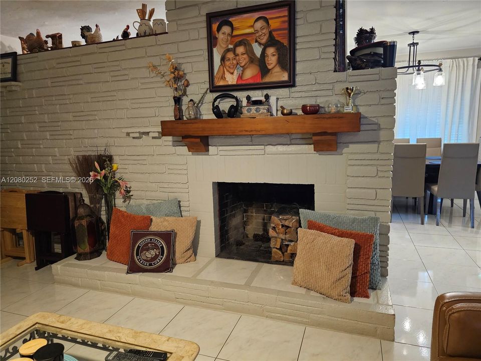 En Venta: $695,000 (4 camas, 2 baños, 1584 Pies cuadrados)