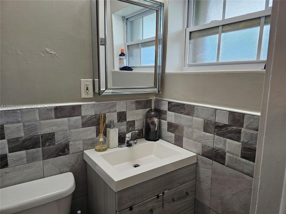 En Venta: $695,000 (4 camas, 2 baños, 1584 Pies cuadrados)