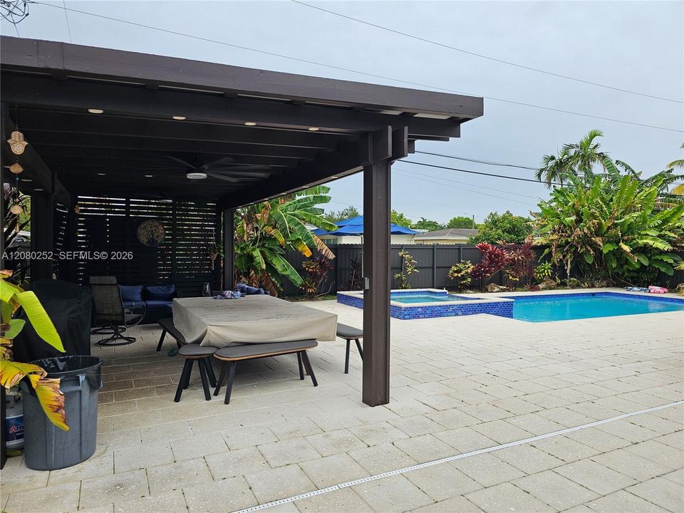 En Venta: $695,000 (4 camas, 2 baños, 1584 Pies cuadrados)