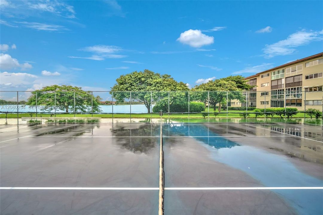На продажу: $190,000 (2 спален, 1 ванн, 936 Квадратных фут)