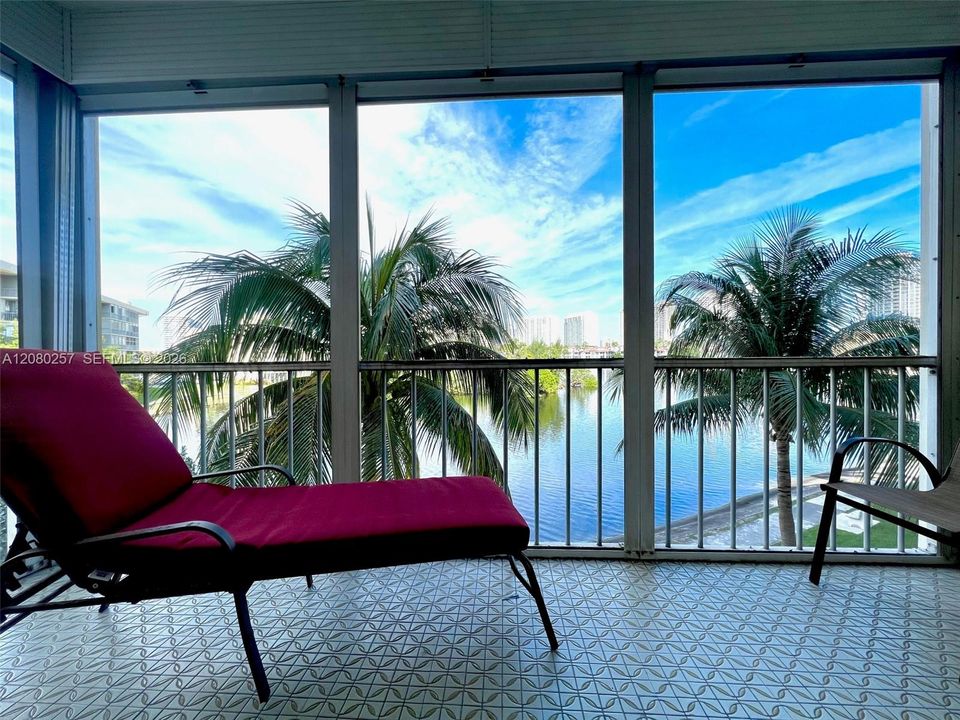 For Sale: $220,000 (2 beds, 2 baths, 1027 Square Feet)