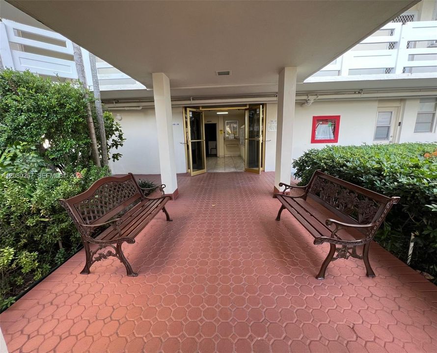 For Sale: $220,000 (2 beds, 2 baths, 1027 Square Feet)
