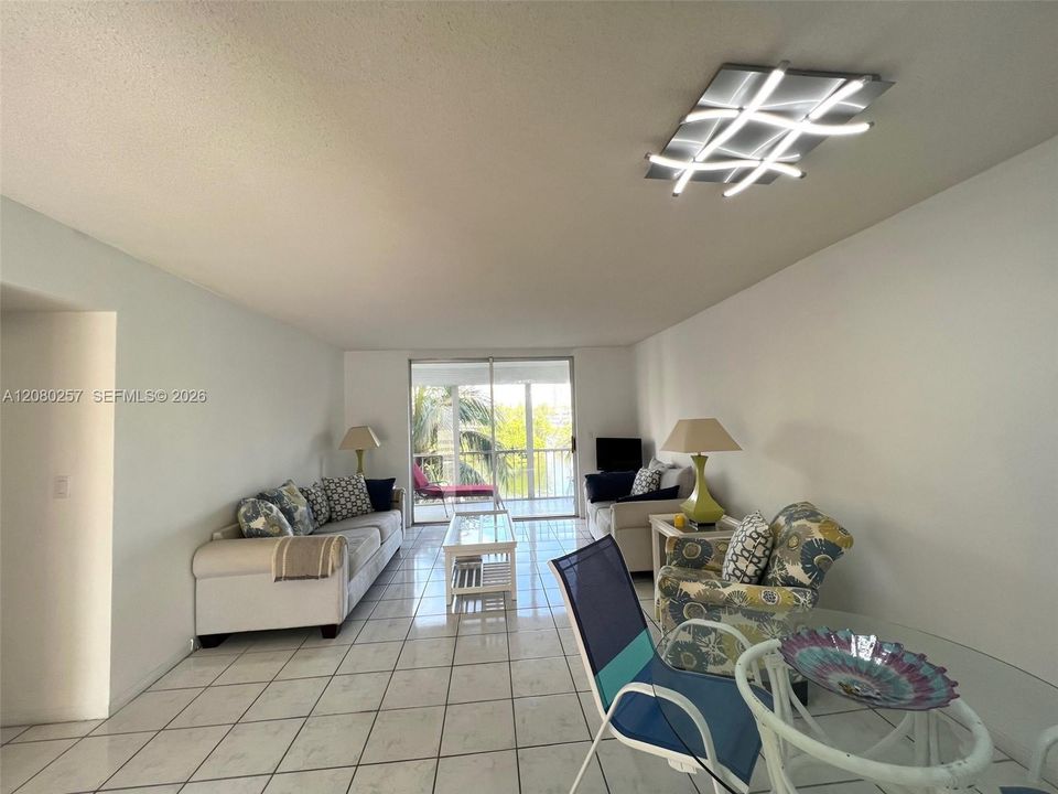 For Sale: $220,000 (2 beds, 2 baths, 1027 Square Feet)