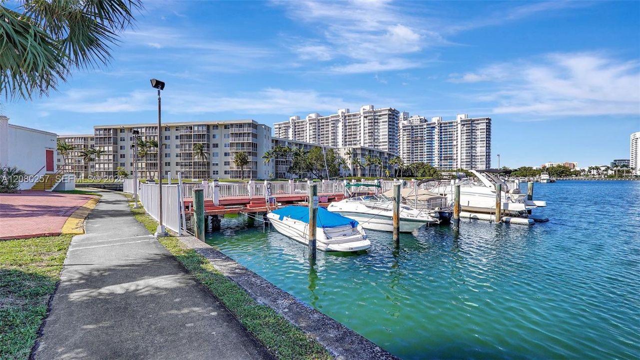 For Sale: $220,000 (2 beds, 2 baths, 1027 Square Feet)