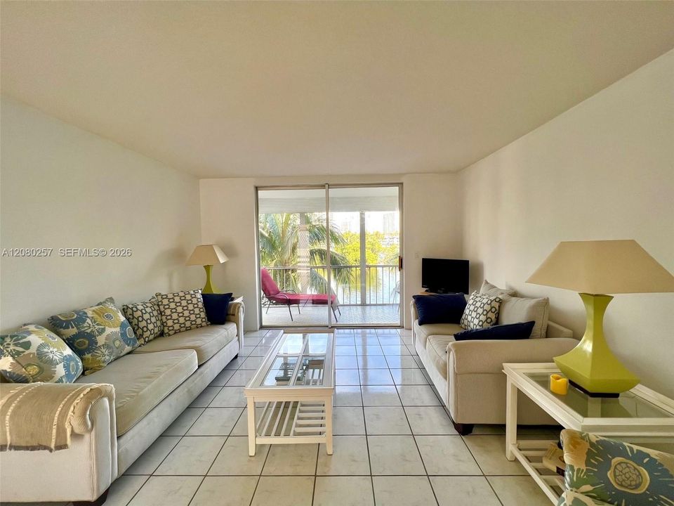 For Sale: $220,000 (2 beds, 2 baths, 1027 Square Feet)