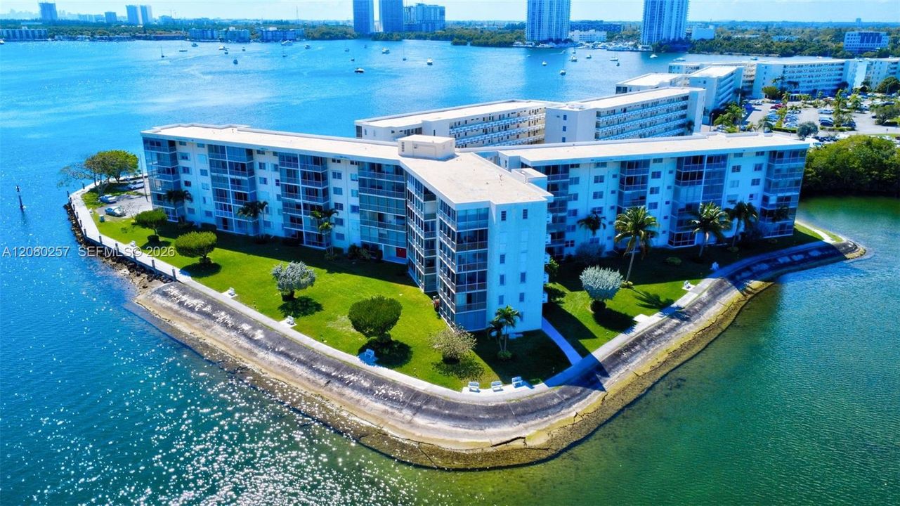 For Sale: $220,000 (2 beds, 2 baths, 1027 Square Feet)