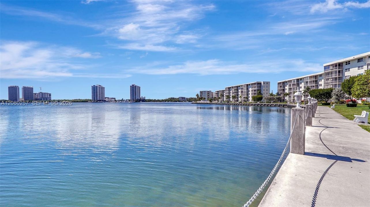 For Sale: $220,000 (2 beds, 2 baths, 1027 Square Feet)