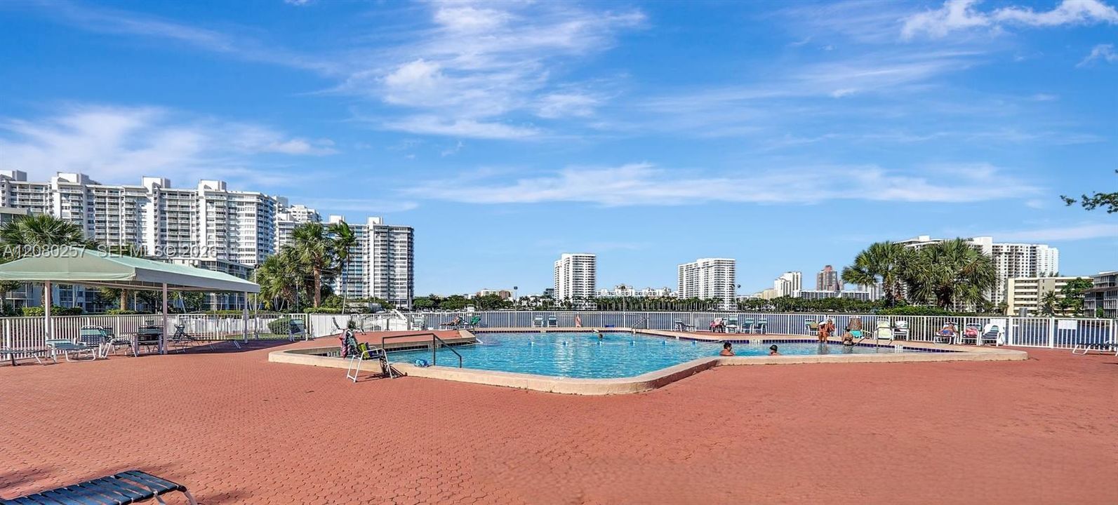 For Sale: $220,000 (2 beds, 2 baths, 1027 Square Feet)