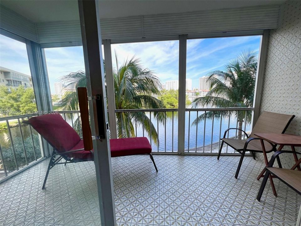For Sale: $220,000 (2 beds, 2 baths, 1027 Square Feet)