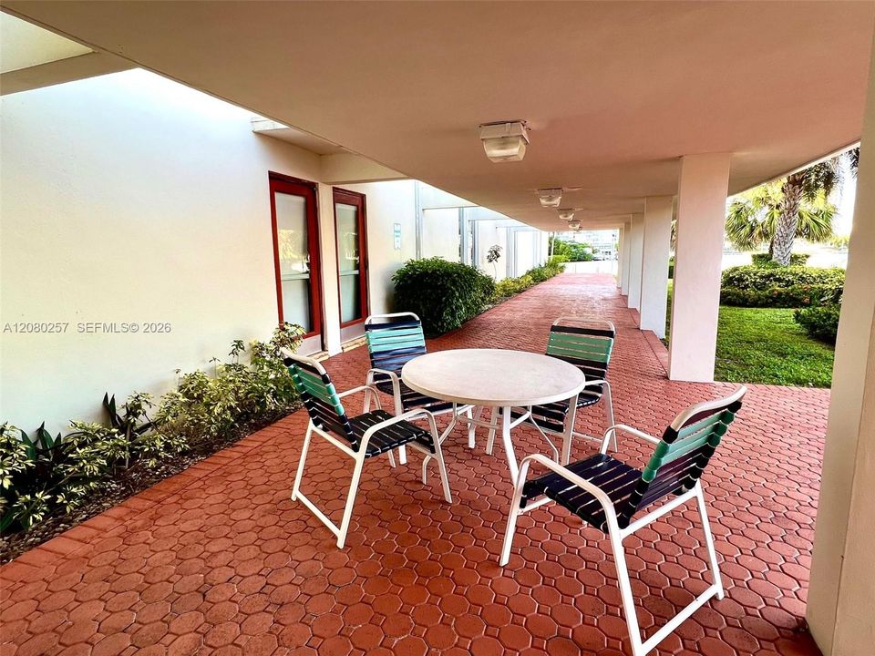 For Sale: $220,000 (2 beds, 2 baths, 1027 Square Feet)