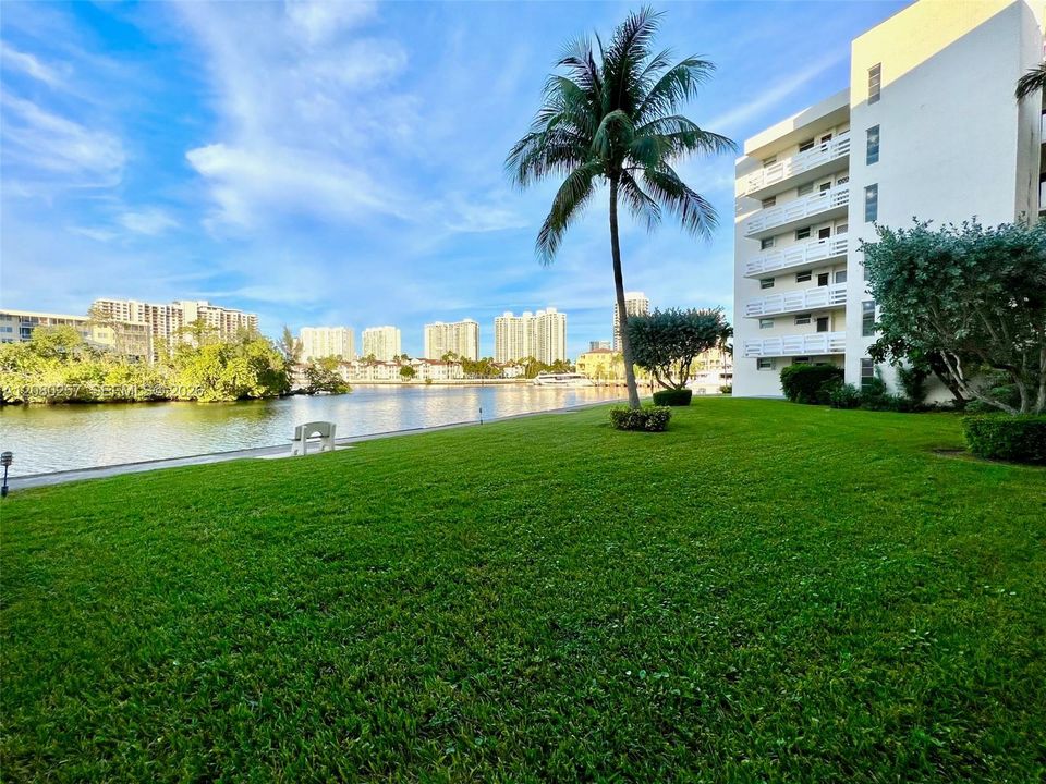 For Sale: $220,000 (2 beds, 2 baths, 1027 Square Feet)