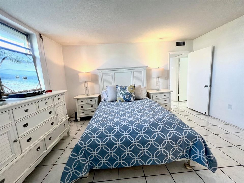 For Sale: $220,000 (2 beds, 2 baths, 1027 Square Feet)