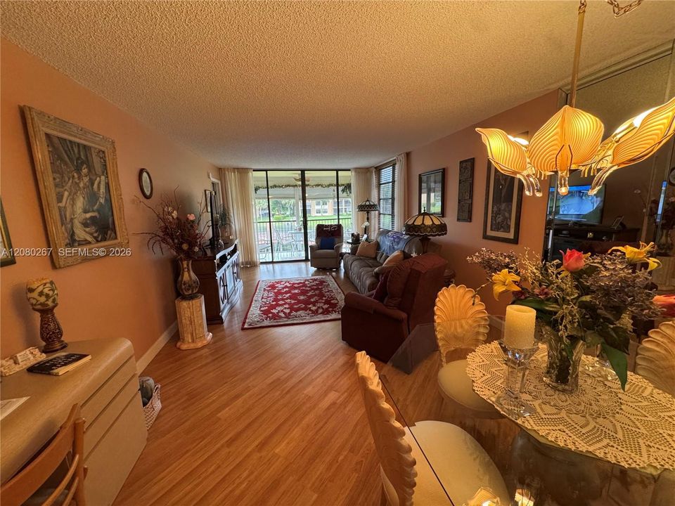 En Venta: $200,000 (2 camas, 2 baños, 1090 Pies cuadrados)
