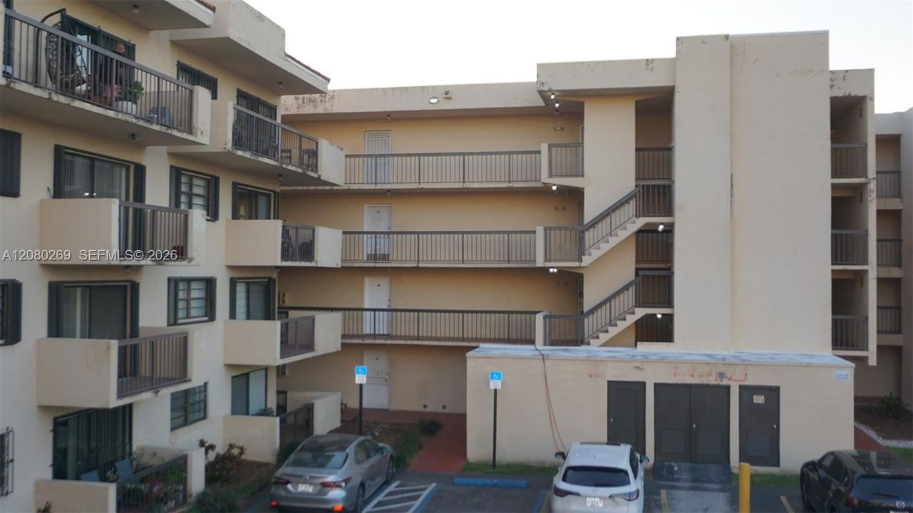 For Sale: $289,900 (2 beds, 2 baths, 893 Square Feet)